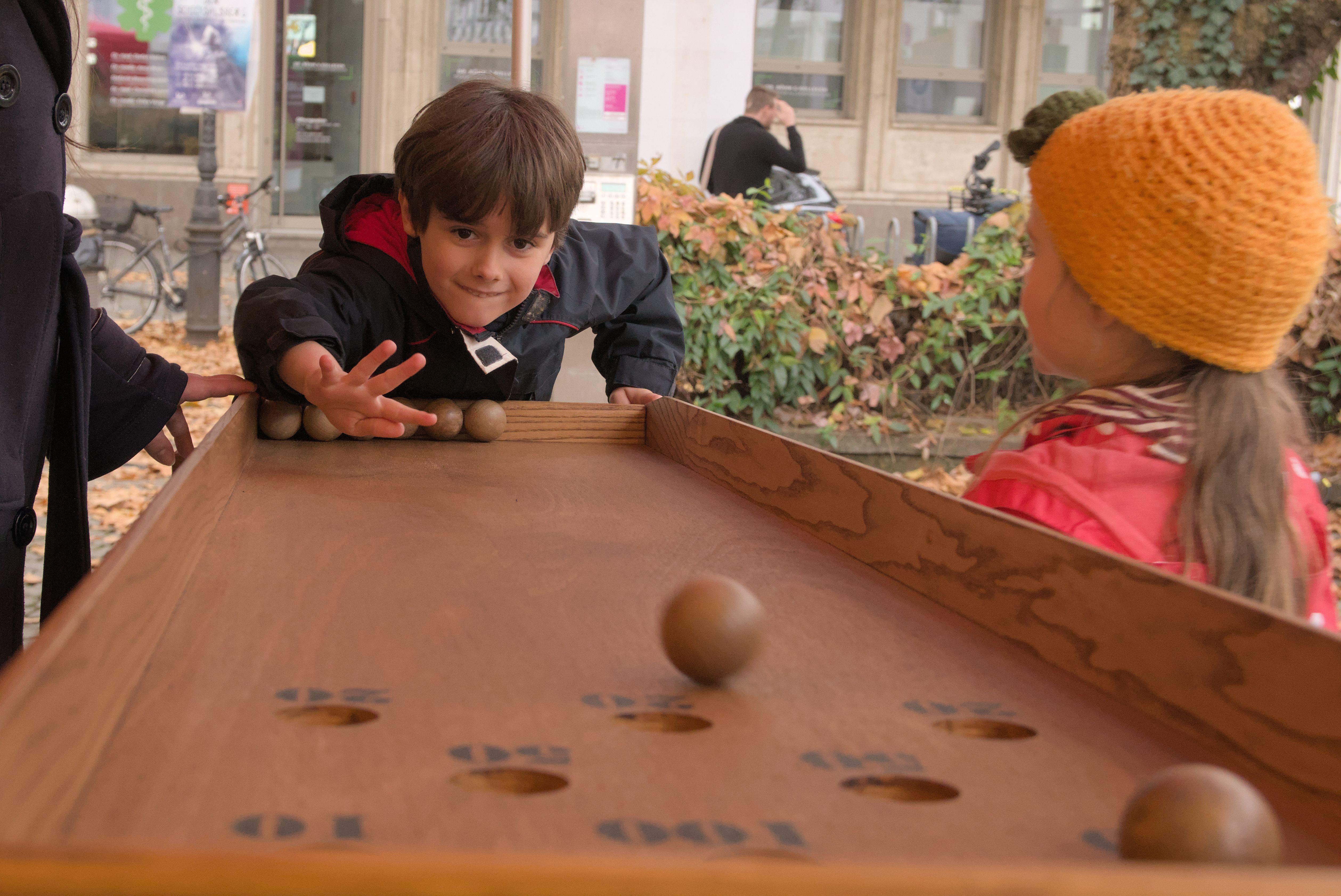 Traditionelle Geschicklichkeitsspiele aus Frankreich, hier das Spiel Billard Japonais